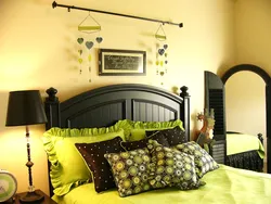 Green and yellow in the bedroom interior