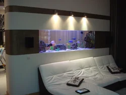 Интерьер спальни с аквариумом