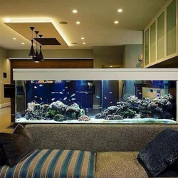 Інтэр'ер спальні з акварыумам