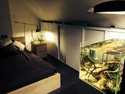 Интерьер спальни с аквариумом