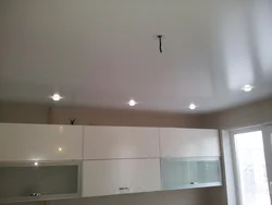 Photo glossy stretch ceiling in the kitchen photo