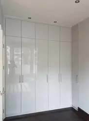Built-in wardrobes in the bedroom up to the ceiling photo