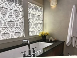 Рулонные шторы в ванной фото