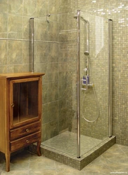 Науасы бар ваннадағы душ кабиналарының фотосуреті