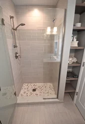 Tepsi ilə banyoda duş kabinlərinin fotoşəkili