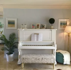 Заманауи қонақ бөлмесінің интерьеріндегі фортепиано
