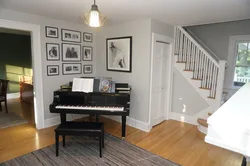 Заманауи қонақ бөлмесінің интерьеріндегі фортепиано