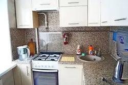 Кухня ў хрушчоўцы з калонкай і халадзільнікам дызайн фота планіроўка