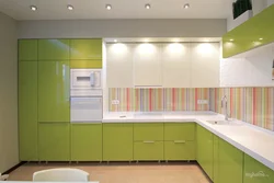 Дизайн кухни с зелеными шкафами