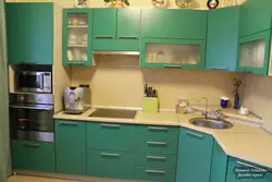 Дызайн кухні з зялёнымі шафамі