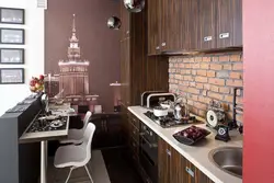 Интерьер кухни с трубами на стене