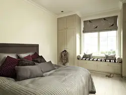 Інтэр'ер спальні з адным акном і дзвярыма