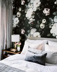 Спальня с цветами по одной стене дизайн