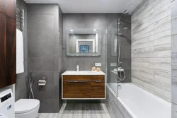 Дизайн ванны с серой плиткой на полу