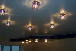 Mənzildə oturma otağının fotoşəkili asma tavanlar üçün işıq lampaları