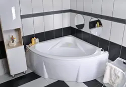 Угловая ванна в маленькой ванной фото