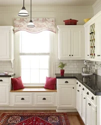 Фото дизайна кухни окно диван