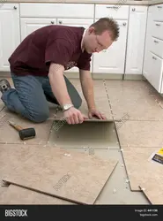 Как класть плитку на кухне на пол фото