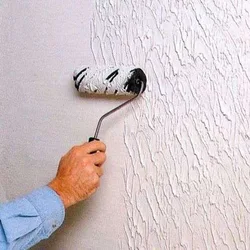 Painting walls in an apartment using plaster design