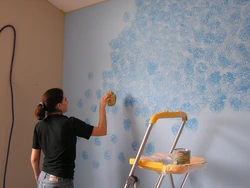 Painting walls in an apartment using plaster design