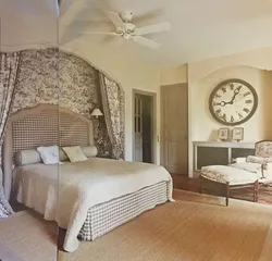 Дизайн спальни с декором стен
