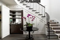 Интерьер лестницы на кухне фото
