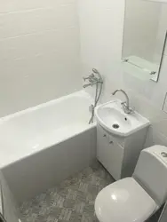 Бюджэтны рамонт у ваннай фота сумешчаны з туалетам
