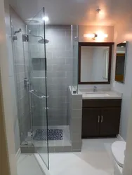 Хрущев дизайнындағы фотосуреттегі душ науасы бар ванна бөлмесі