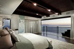 Дизайн спальни с окнами в потолке