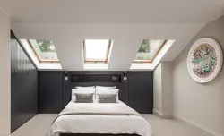 Дызайн спальні з вокнамі ў столі