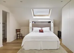 Дызайн спальні з вокнамі ў столі