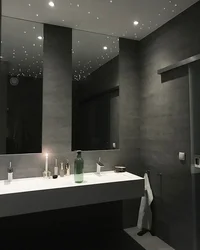 Черно белый потолок в ванной фото