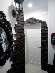 Фото декоративный камень в прихожей входная дверь