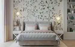 Фота спальні з кветкай над ложкам