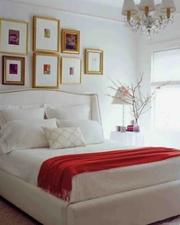 Фото спальни с цветком над кроватью