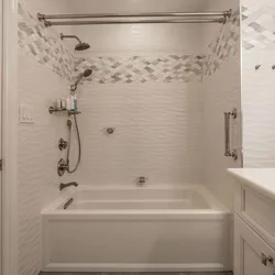 Ваннаның дәл үстіндегі тақтайшалары бар ванна дизайны