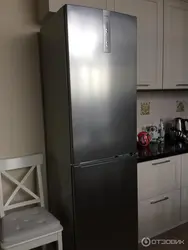 Графитовый холодильник в интерьере кухни