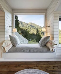 Интерьер спальни с окном диваном