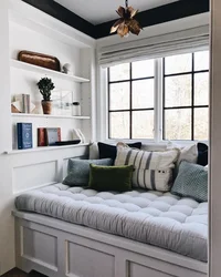 Интерьер спальни с окном диваном