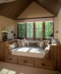 Інтэр'ер спальні з акном канапай