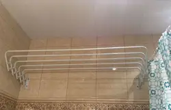 Ванна бөлмесінің фотосуретіндегі киімдерді кептіруге арналған ілгіш