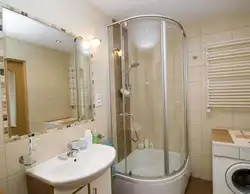 Ремонт в маленькой ванной с душевой кабиной и туалетом фото