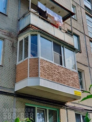Фота балконаў у кватэры з вуліцы