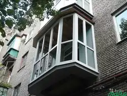 Ko'chadan kvartirada balkonlarning fotosurati