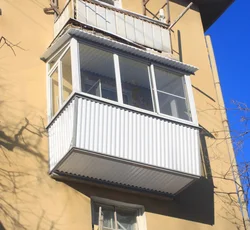 Акси балконҳо дар як квартира аз кӯча