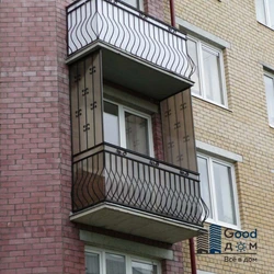 Акси балконҳо дар як квартира аз кӯча