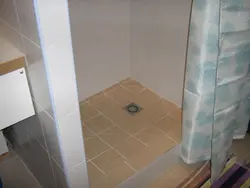 Науаның фотосуреті жоқ плиткалардан жасалған пәтерде өз қолыңызбен душ
