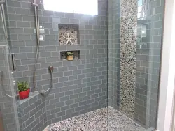 Науаның фотосуреті жоқ плиткалардан жасалған пәтерде өз қолыңызбен душ