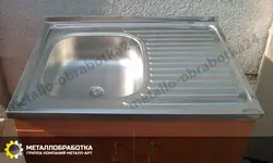 Kabinet fotoşəkili ilə yerüstü mətbəx lavabosu