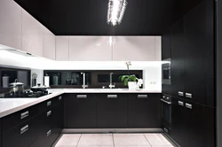 Дизайн белой кухни черный низ